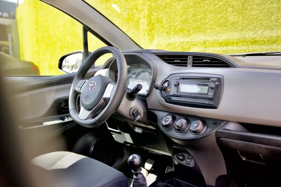 Toyota Yaris 1.4 d4d 2015 - 9900 EUR, 115000 km - 115000km - foto 3 de 15