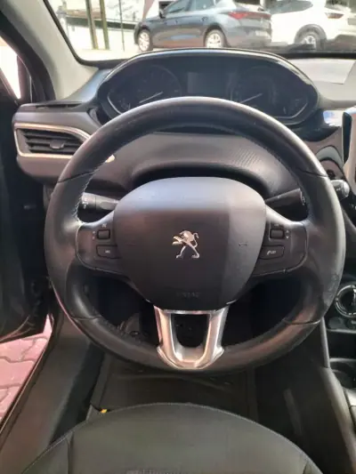 Peugeot 208 2017 - 10750 EUR, 96000 km - AUTO.MOTO.pt - 96000km - foto 10 de 12