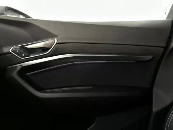 Audi Q8 e-Tron Sportback 2023 - 49500 EUR, 93000 km - AUTO.MOTO.pt - 93000km - foto 26 de 31