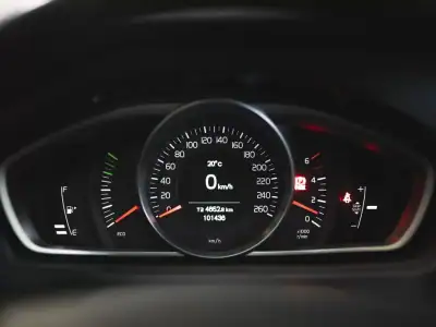 Volvo V40 2019 - 15990 EUR, 101000 km - AUTO.MOTO.pt - 101000km - foto 17 de 21
