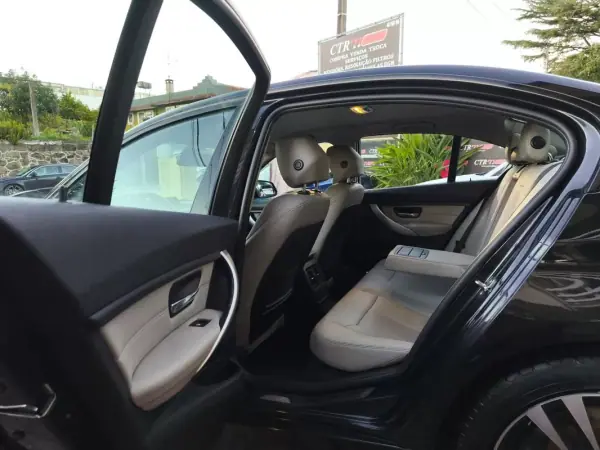 BMW 320 2012 - 13900 EUR, 320000 km - AUTO.MOTO.pt - 320000km - foto 22 de 37