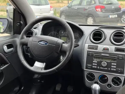 Ford Fiesta 2006 - 2850 EUR, 228695 km - AUTO.MOTO.pt - 228695km - foto 11 de 20