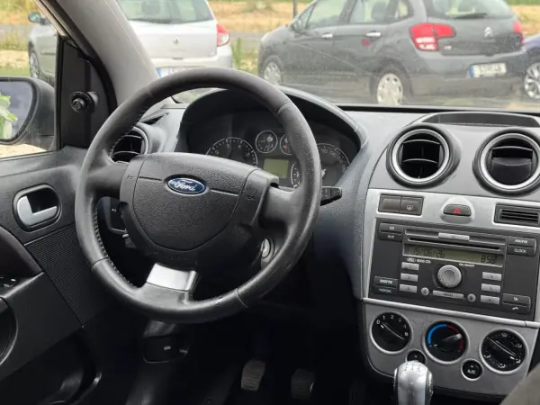 Ford Fiesta 2006 - 2850 EUR, 228695 km - AUTO.MOTO.pt - 228695km - foto 11 de 20