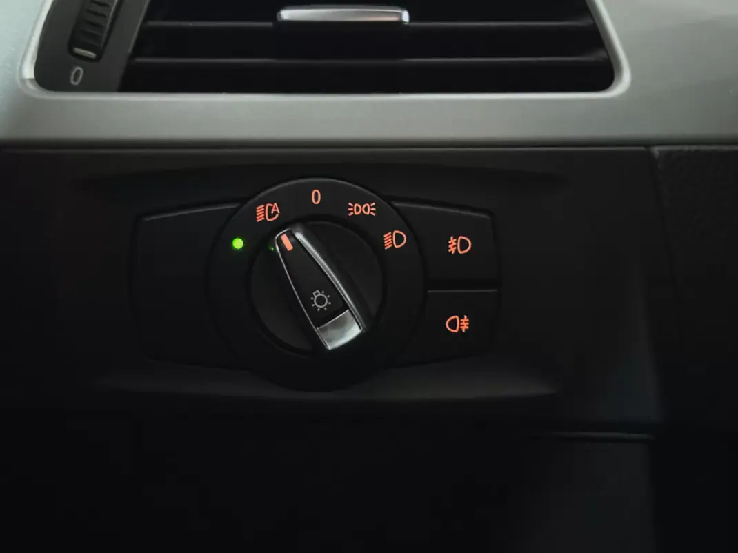 BMW 318 2011 - 15990 EUR, 197590 km - AUTO.MOTO.pt - 197590km - foto 20 de 27