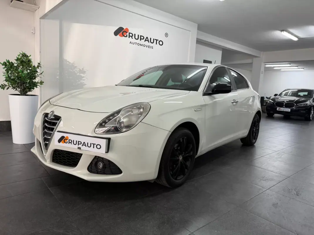 Alfa Romeo Giulietta 2011 - 7500 EUR, 209000 km - AUTO.MOTO.pt - 209000km - foto 4 de 21
