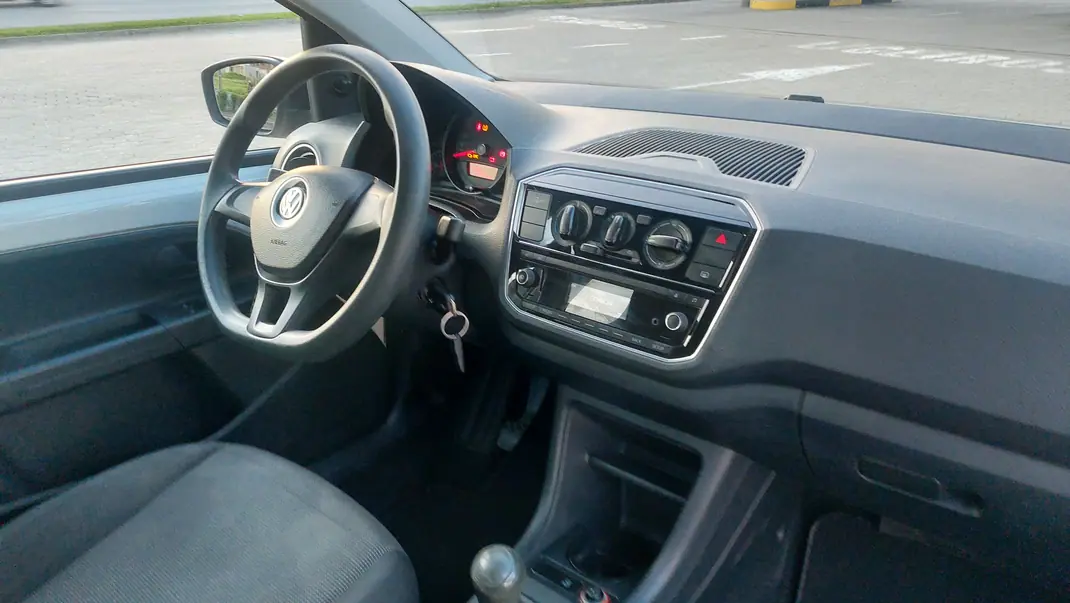 Volkswagen Up! 2016 - 6500 EUR, 85000 km - AUTO.MOTO.pt - 85000km - foto 10 de 13