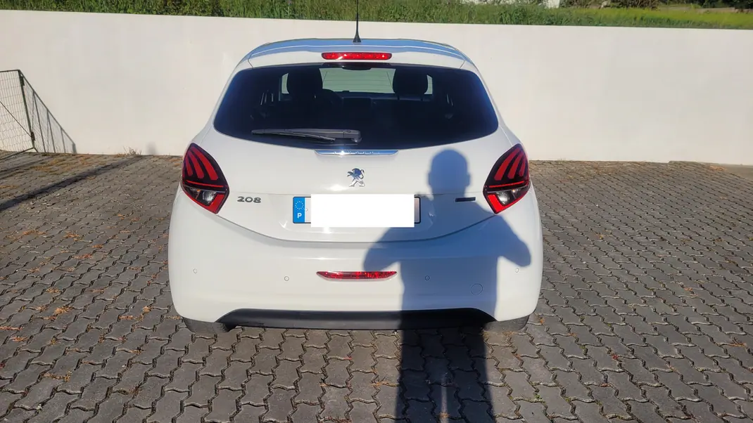 Peugeot 208 2016 - 7990 EUR, 83697 km - AUTO.MOTO.pt - 83697km - foto 9 de 10
