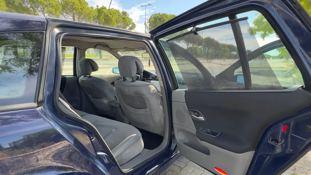 Renault Laguna 2001 - 1000 EUR, 292000 km - AUTO.MOTO.pt - 292000km - foto 7 de 19