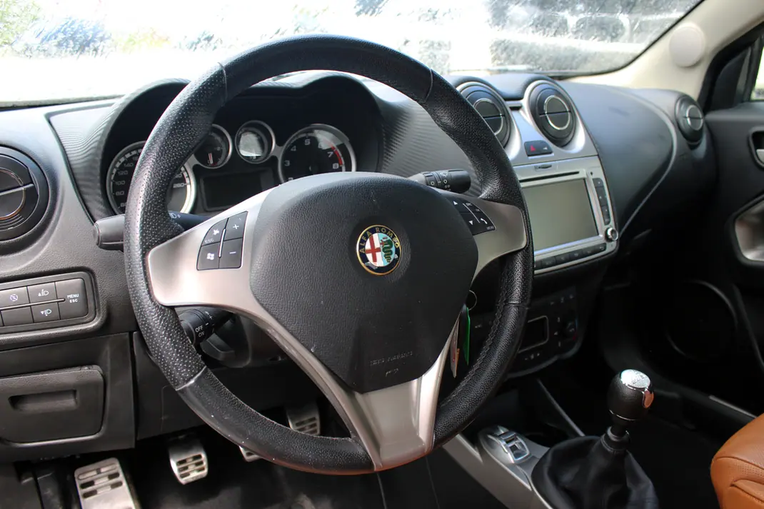 Alfa Romeo MiTo 2012 - 6700 EUR, 119200 km - AUTO.MOTO.pt - 119200km - foto 26 de 30