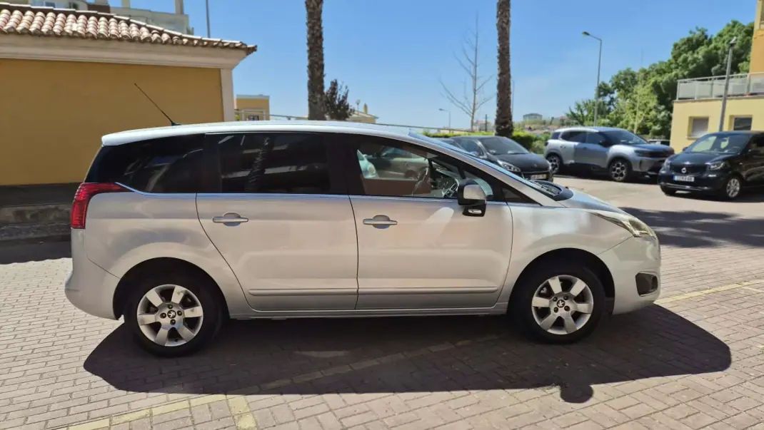 Peugeot 5008 2016 - 8980 EUR, 192000 km - AUTO.MOTO.pt - 192000km - foto 9 de 15