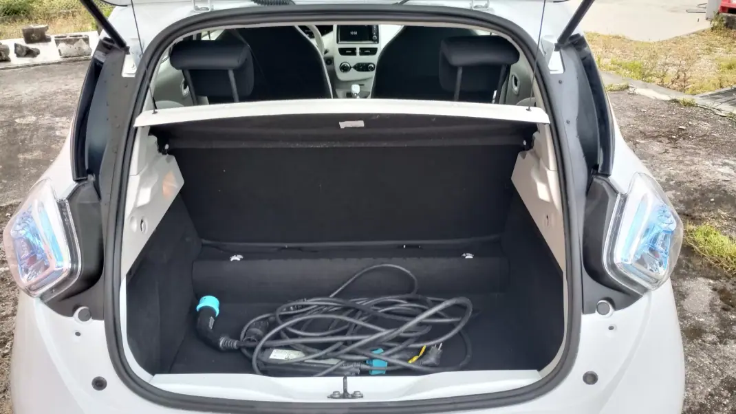 Renault Zoe 2019 - 12500 EUR, 70000 km - AUTO.MOTO.pt - 70000km - foto 14 de 28