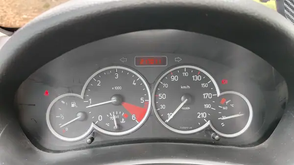 Peugeot 206 CC 2005 - 4800 EUR, 217000 km - AUTO.MOTO.pt - 217000km - foto 7 de 12