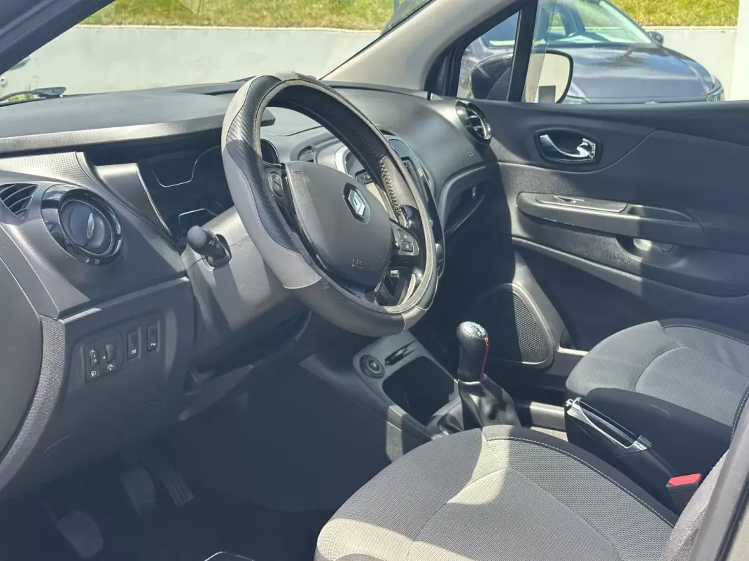 Renault Captur 2015 - 13990 EUR, 56433 km - AUTO.MOTO.pt - 56433km - foto 12 de 17