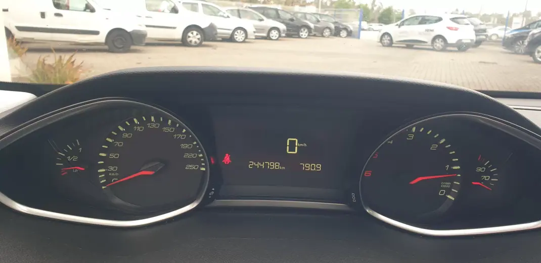 Peugeot 308 SW 2014 - 7750 EUR, 244000 km - AUTO.MOTO.pt - 244000km - foto 9 de 11