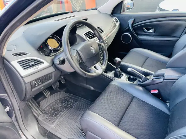 Renault Mégane 2009 - 6950 EUR, 213846 km - AUTO.MOTO.pt - 213846km - foto 8 de 12