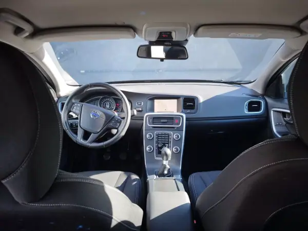 Volvo V60 2014 - 12900 EUR, 172000 km - AUTO.MOTO.pt - 172000km - foto 21 de 24