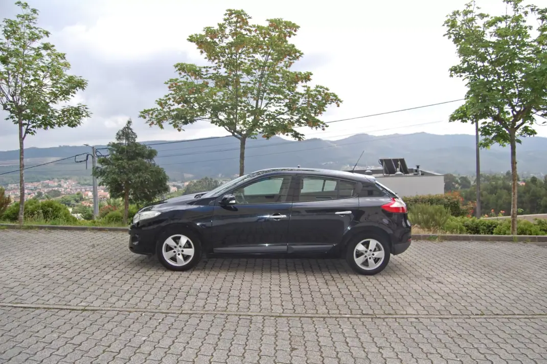 Renault Mégane 2010 - 5500 EUR, 197500 km - AUTO.MOTO.pt - 197500km - foto 4 de 9