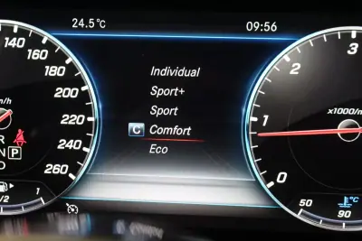 Mercedes-Benz E 220 2018 - 35900 EUR, 93689 km - AUTO.MOTO.pt - 93689km - foto 32 de 41