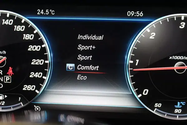 Mercedes-Benz E 220 2018 - 35900 EUR, 93689 km - AUTO.MOTO.pt - 93689km - foto 32 de 41