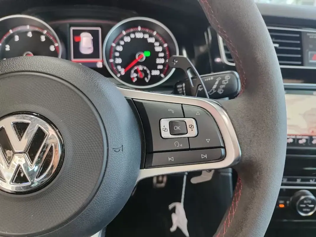 Volkswagen Golf 2017 - 30750 EUR, 76500 km - AUTO.MOTO.pt - 76500km - foto 27 de 35