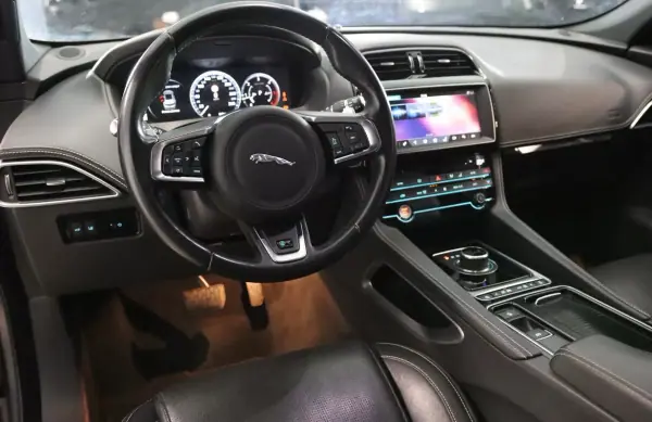 Jaguar F-Pace 2018 - 33900 EUR, 70000 km - AUTO.MOTO.pt - 70000km - foto 21 de 39