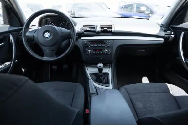 BMW 118 2007 - 7950 EUR, 371000 km - AUTO.MOTO.pt - 371000km - foto 11 de 16