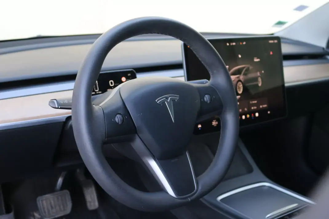 Tesla Model 3 2022 - 28990 EUR, 110500 km - AUTO.MOTO.pt - 110500km - foto 8 de 10