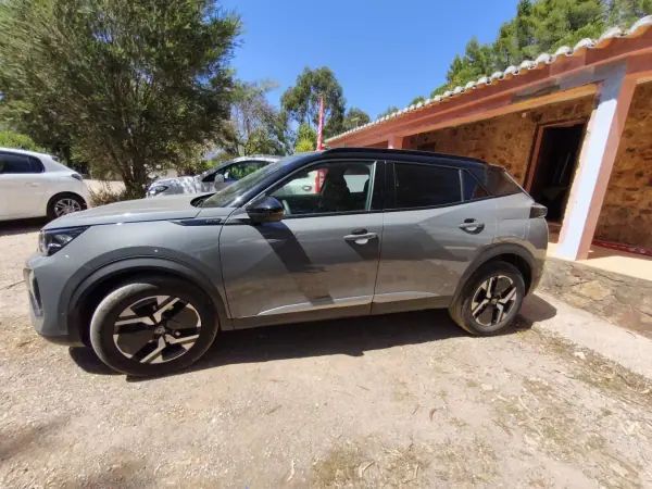 Peugeot 2008 2024 - 28500 EUR, 30224 km - AUTO.MOTO.pt - 30224km - foto 2 de 16
