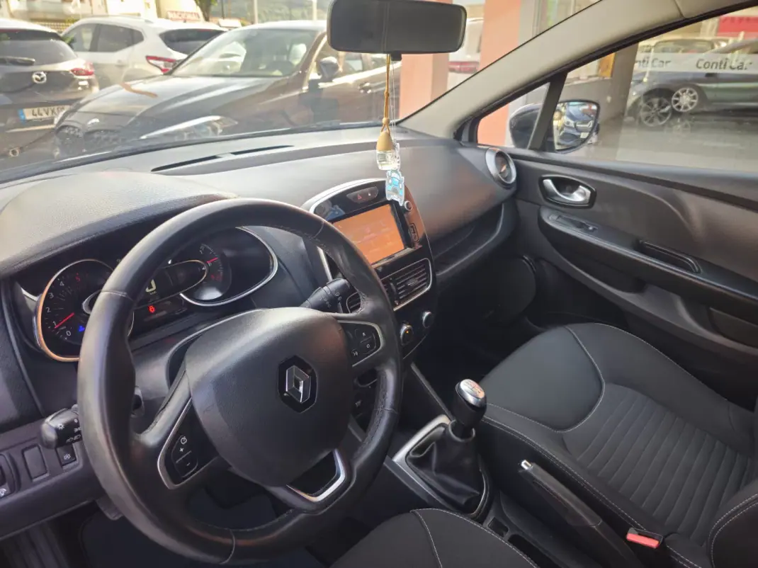 Renault Clio 2018 - 11990 EUR, 94000 km - AUTO.MOTO.pt - 94000km - foto 8 de 14