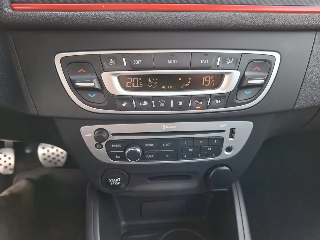Renault Mégane Sport Tourer 2014 - 11500 EUR, 130900 km - AUTO.MOTO.pt - 130900km - foto 22 de 28