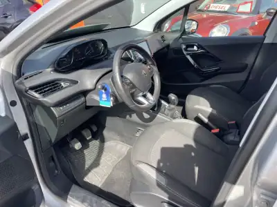 Peugeot 208 2016 - 13950 EUR, 129338 km - AUTO.MOTO.pt - 129338km - foto 8 de 12