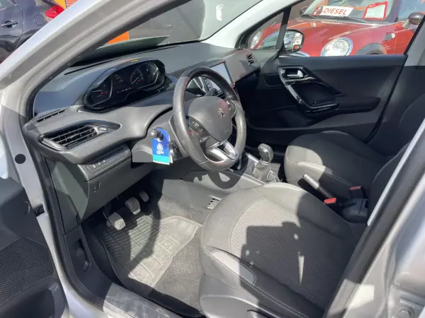Peugeot 208 2016 - 13950 EUR, 129338 km - AUTO.MOTO.pt - 129338km - foto 8 de 12