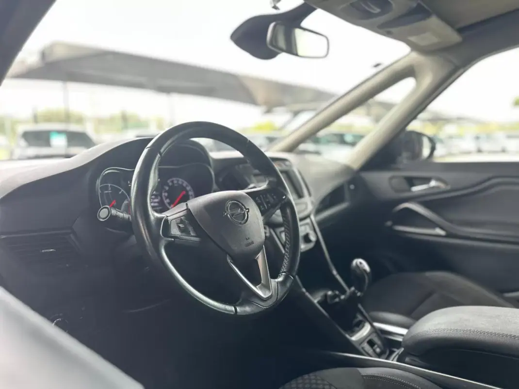 Opel Zafira 2018 - 13900 EUR, 128674 km - AUTO.MOTO.pt - 128674km - foto 13 de 36