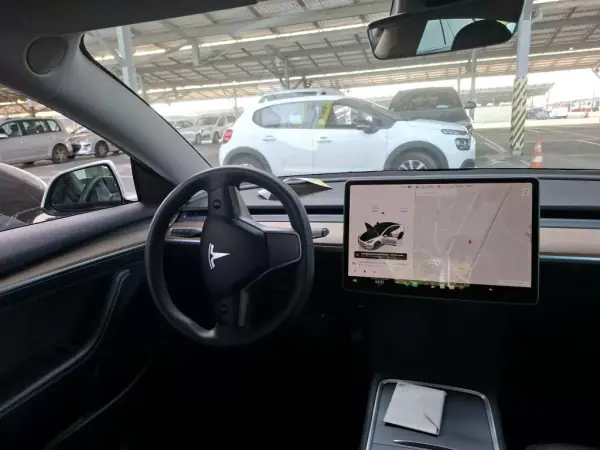 Tesla Model 3 2023 - 31900 EUR, 42949 km - AUTO.MOTO.pt - 42949km - foto 4 de 9