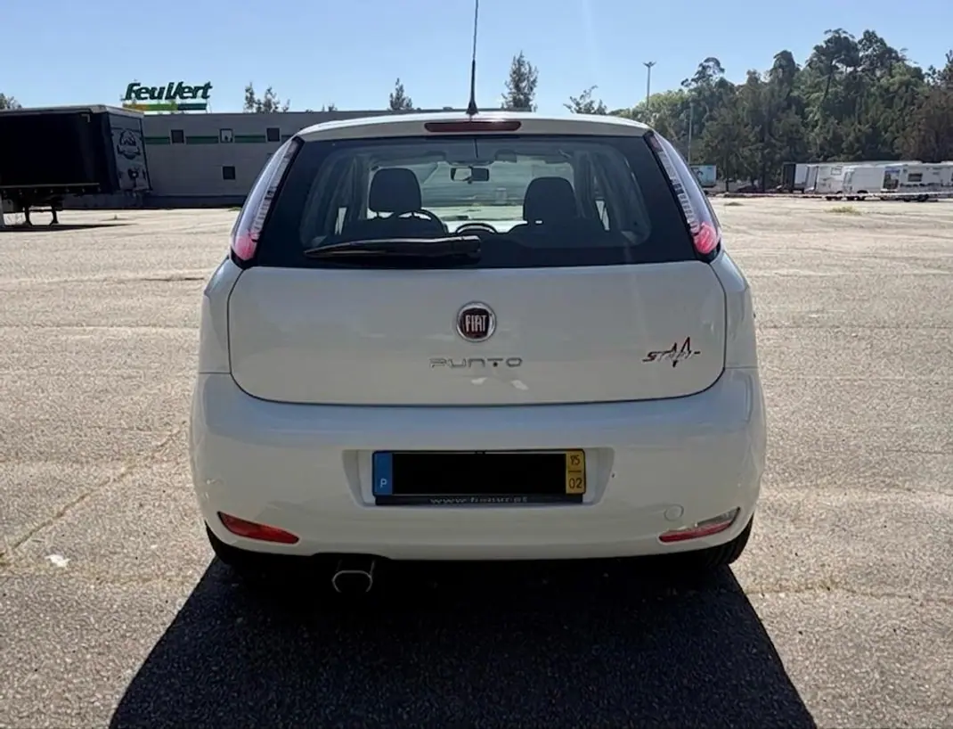 Fiat Punto 2015 - 6850 EUR, 76000 km - AUTO.MOTO.pt - 76000km - foto 2 de 13