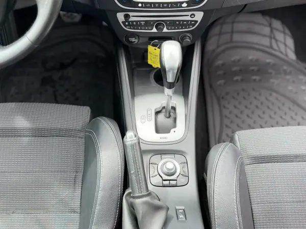 Renault Mégane 2011 - 6990 EUR, 279161 km - AUTO.MOTO.pt - 279161km - foto 19 de 25