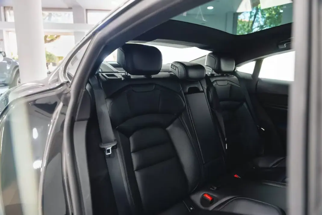 Porsche Taycan 2020 - 59950 EUR, 87282 km - 87282km - foto 45 de 46