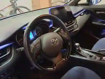 Toyota C-HR 2018 - 20500 EUR, 99500 km - AUTO.MOTO.pt - 99500km - foto 4 de 6