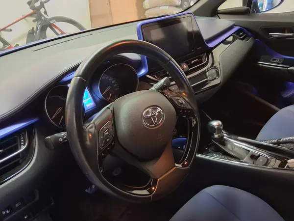 Toyota C-HR 2018 - 20500 EUR, 99500 km - AUTO.MOTO.pt - 99500km - foto 4 de 6