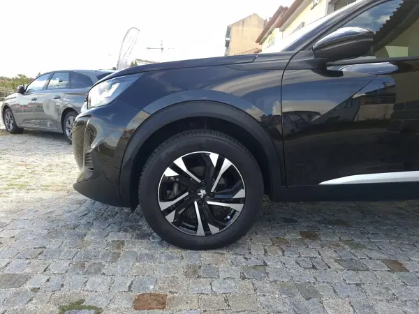Peugeot 2008 2023 - 17490 EUR, 52424 km - 52424km - foto 7 de 19