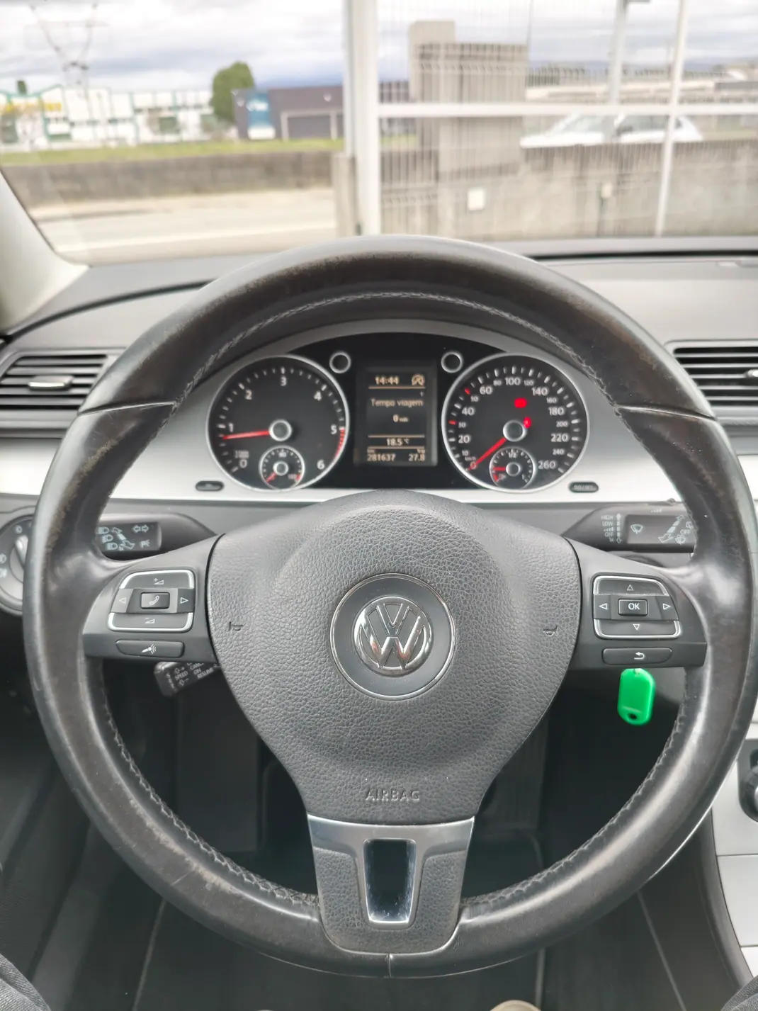 Volkswagen Passat Variant 2010 - 6750 EUR, 281500 km - AUTO.MOTO.pt - 281500km - foto 11 de 11