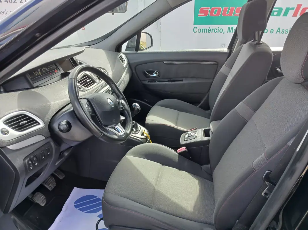 Renault Grand Scénic 2013 - 7600 EUR, 174425 km - AUTO.MOTO.pt - 174425km - foto 14 de 25