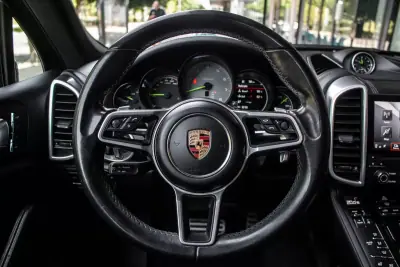 Porsche Cayenne 2016 - 42900 EUR, 139769 km - AUTO.MOTO.pt - 139769km - foto 13 de 49