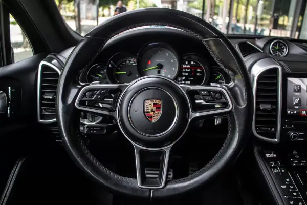 Porsche Cayenne 2016 - 42900 EUR, 139769 km - AUTO.MOTO.pt - 139769km - foto 13 de 49
