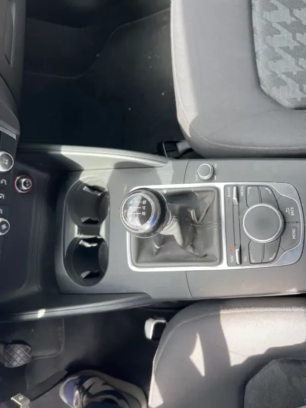 Audi A3 Limousine 2015 - 13900 EUR, 148500 km - AUTO.MOTO.pt - 148500km - foto 14 de 18