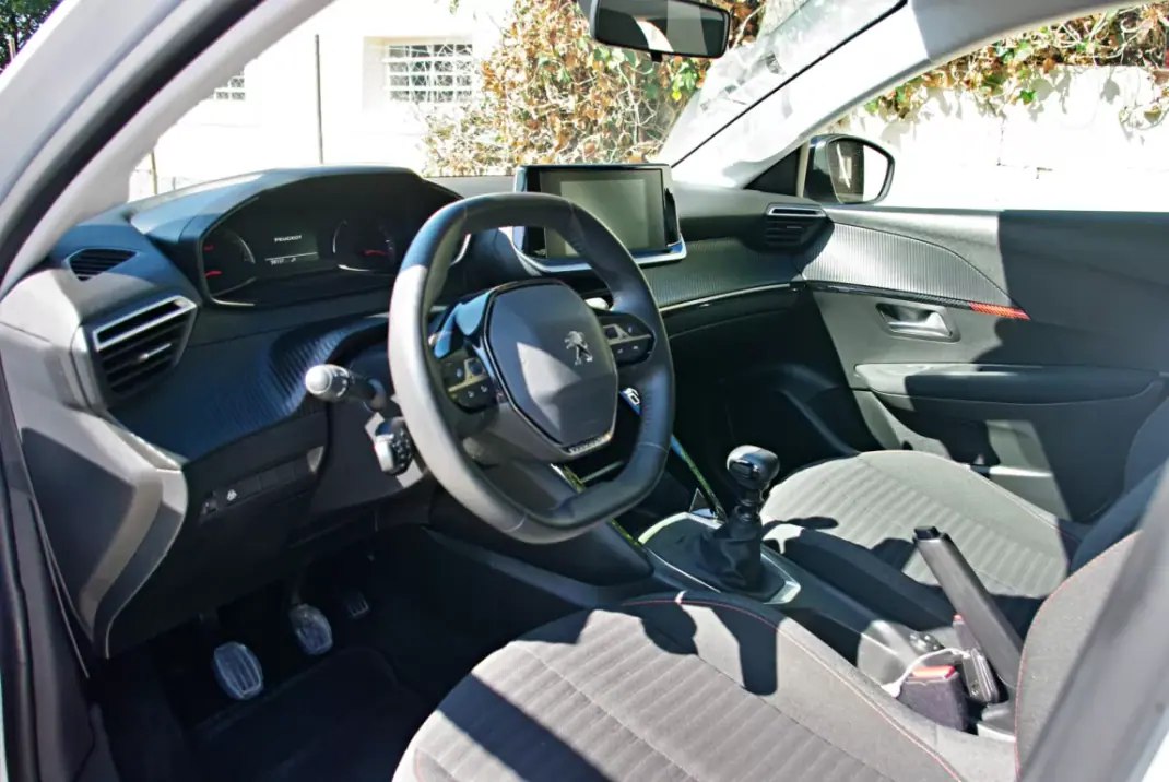 Peugeot 208 2023 - 19600 EUR, 38157 km - AUTO.MOTO.pt - 38157km - foto 16 de 32