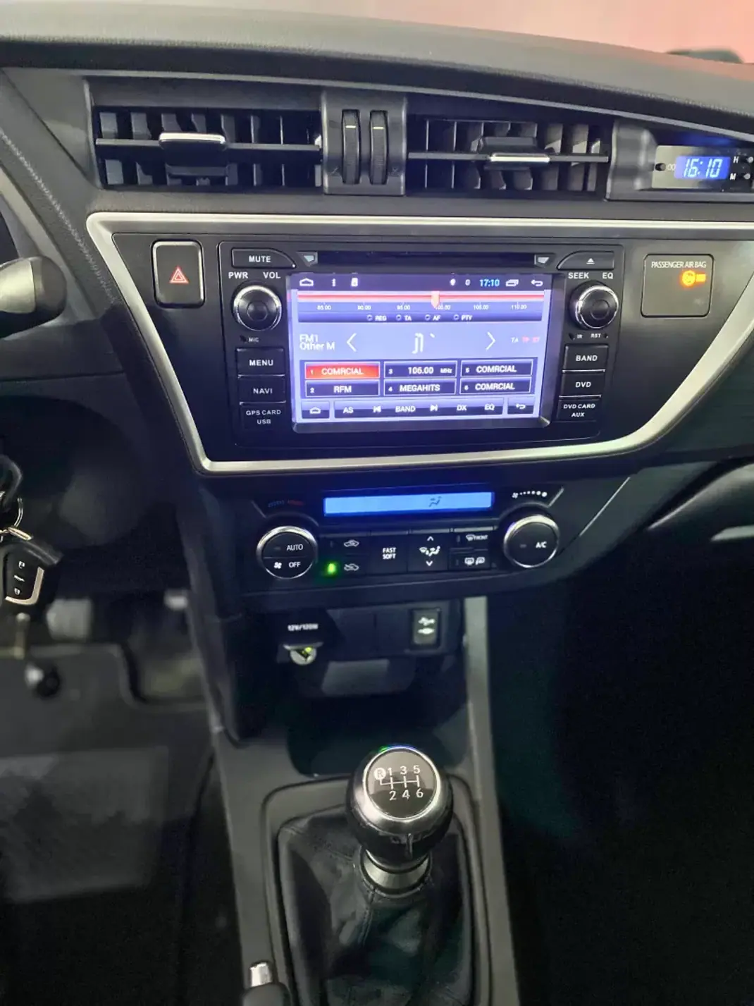 Toyota Auris Touring Sports 2015 - 11500 EUR, 139900 km - 139900km - foto 11 de 17