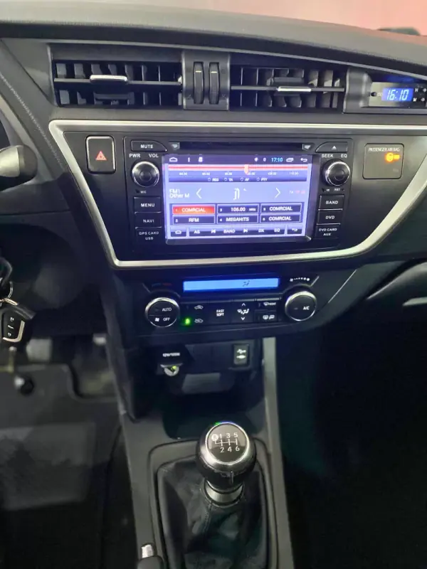 Toyota Auris Touring Sports 2015 - 11500 EUR, 139900 km - AUTO.MOTO.pt - 139900km - foto 11 de 17