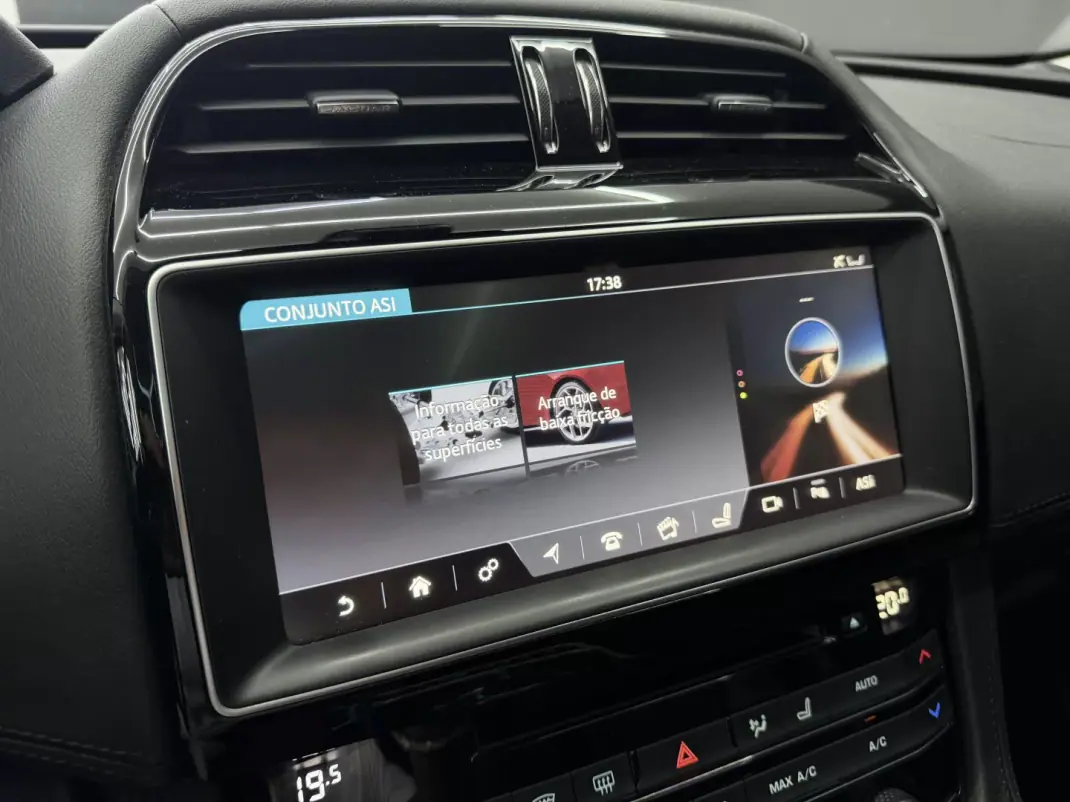 Jaguar F-Pace 2017 - 27950 EUR, 141687 km - 141687km - foto 39 de 48