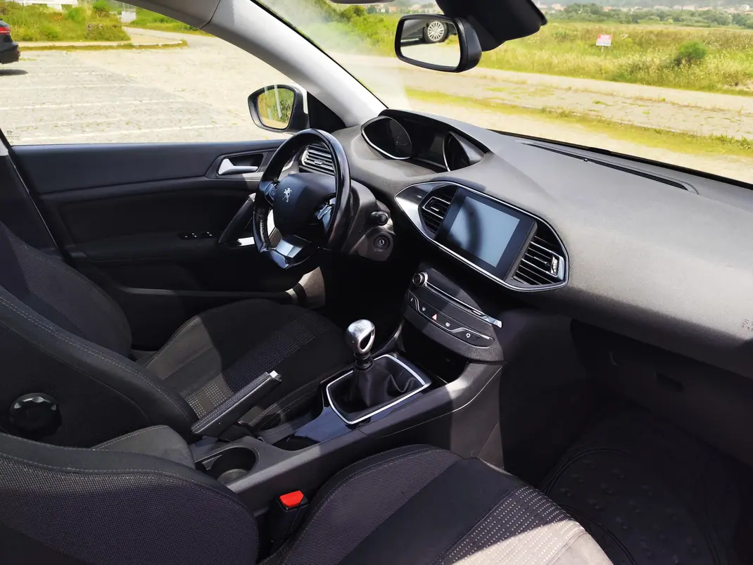 Peugeot 308 2015 - 8900 EUR, 214618 km - AUTO.MOTO.pt - 214618km - foto 12 de 14